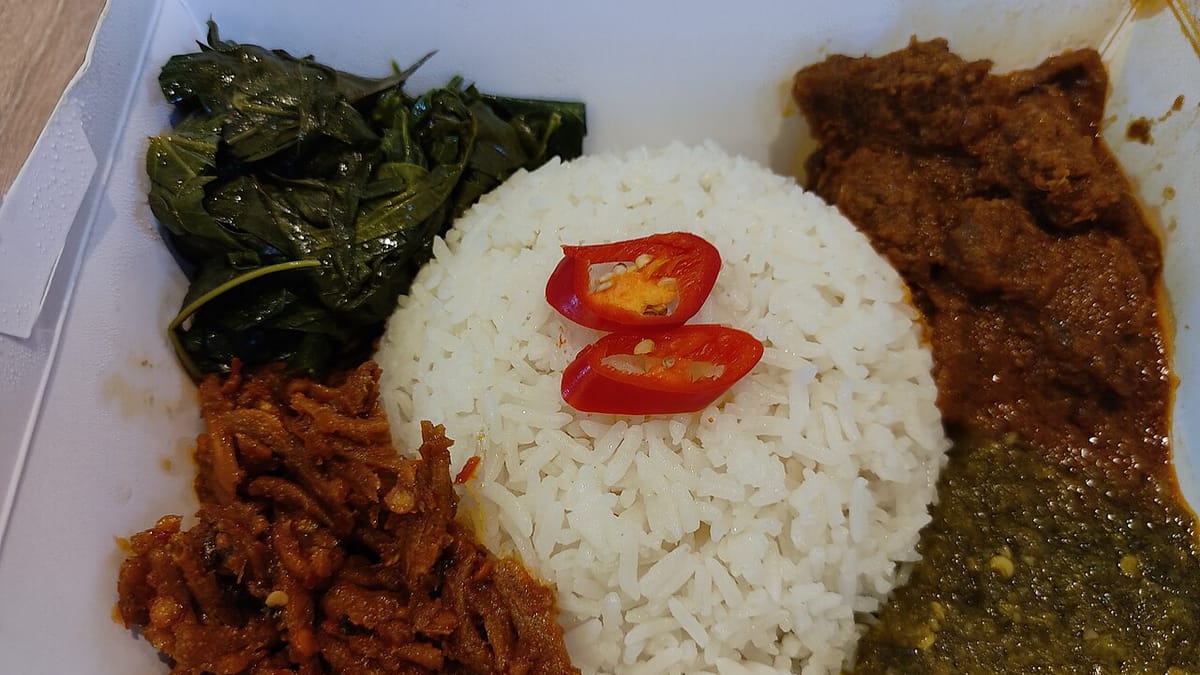 Satu porsi nasi padang berisi nasi putih, rendang daging, daun singkong tumis, teri balado, dan sambal hijau