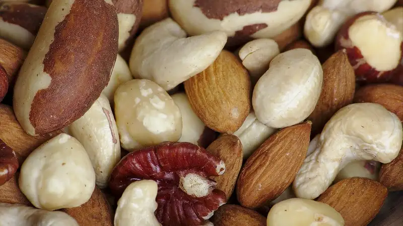 Campuran kacang mentah dari dekat, terdiri dari kacang mete, almon, kacang brazil, dan pekan.